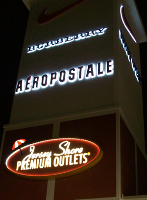 Reverse-channel-letters-and-illuminated-wall-sign